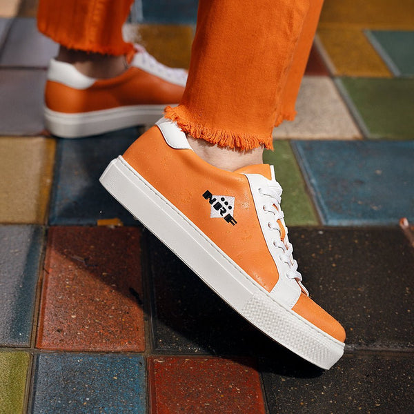 Zapatillas naranjas personalizadas con el logotipo NRF