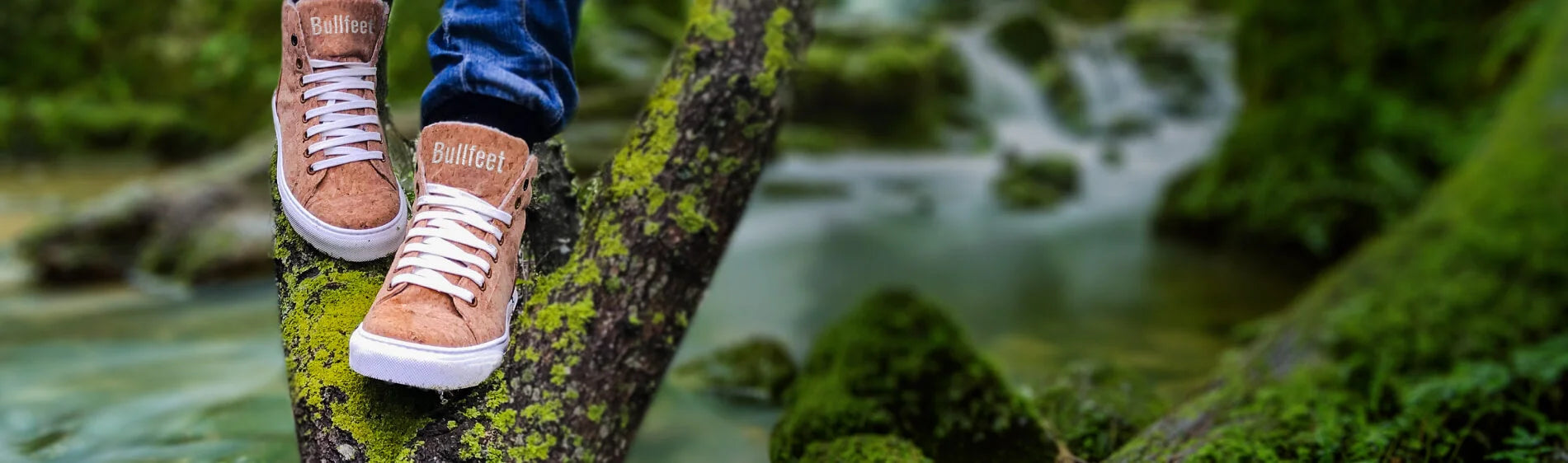 Zapatillas ecológicas en un bosque