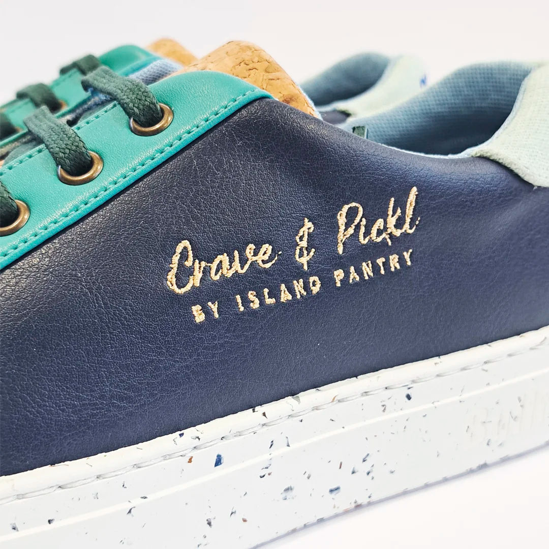 Sneaker personalizada con logo de Crave and Pickl
